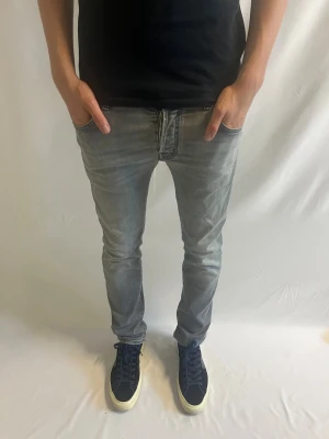 Jacob Cohën Jeans | storlek 32 - Tja! Säljer nu dessa grå Jacob Cohën Jeans.                                                                  Modell: 622 - Storlek: 32 - pris 999 -                 Mått: 101 cm längd, midja 43cm -                          Hör gärna av er vid intresse eller frågor! 