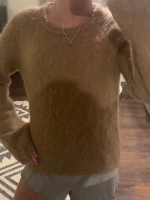 Beige mohair tröja - Mysig beige stickad tröja. Nyskick, använd 1-2 gånger dvs aldrig tvättad. Storlek S, denna färg säljs ej längre. Nypris:800kr🥰säljer pga att jag har liknande