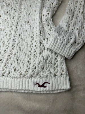 Vit stickad Hollister tröja Vintage - Säljer en skitsnygg vit stickad tröja från Hollister med hålmönster! Sitter jättefint på och är perfekt nu inför hösten! Ärmarna är kortare i modellen, och pris kan diskuteras! Kan även skicka mått privat!💕