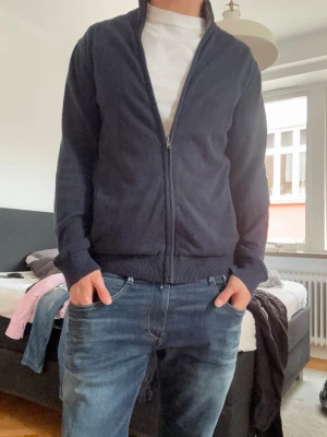 Mörkblå pier one ziptröja  - Tvärfet Mörkblå pier one ziptröja med krage.   Enkel och stilren design som passar till allt!! Knappast använd så är i bra skick!                              Kom pm för frågor!!