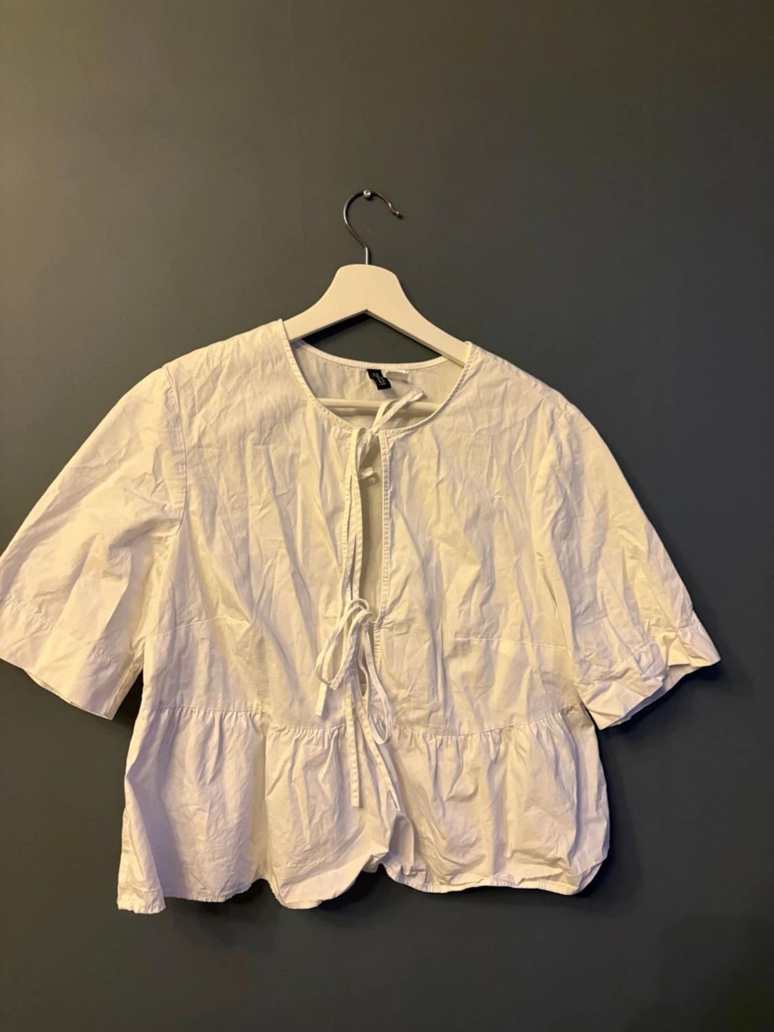 Vit blus med knytning från H&M Divided