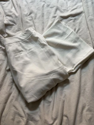 Vita kostymbyxor  - Super fina och sköna i materialet. Dem är slappa i benen ner till fötterna. Dem är i storlek 40.