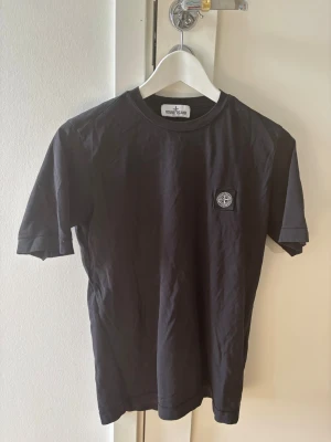 Stone Island T shirt  - Stone Island Junior T shirt storlek 164. Hör av er vid frågr
