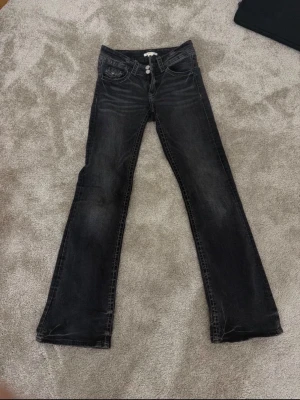 Svarta bootcut jeans  - Har använt den max 4-5 gånger. 158cm. Priset kan diskuteras❤️