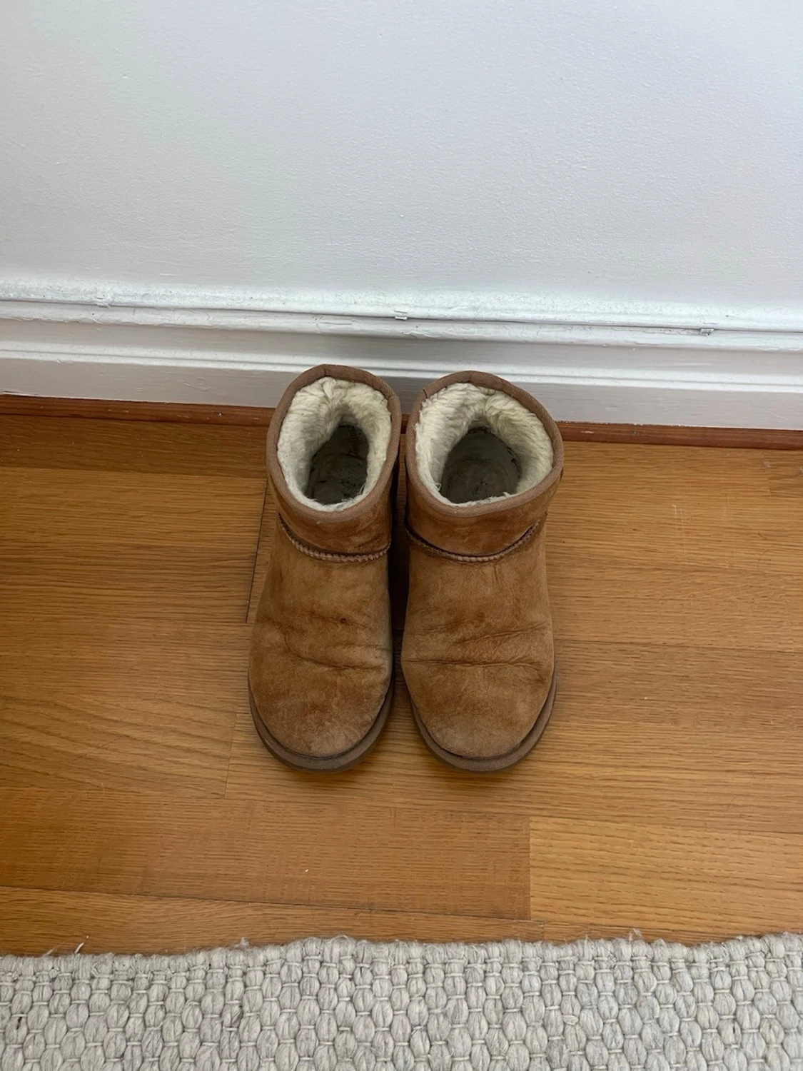 UGG  - 2