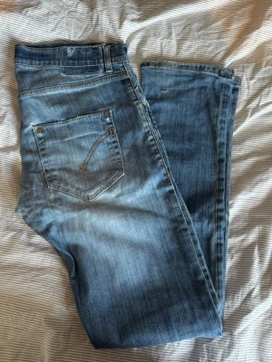 Dondup Jeans - Size 34 - Säljer ett par fräscha Dondup Jeans i storlek 34. Jeansen har snygga slitningar på framsidan.
