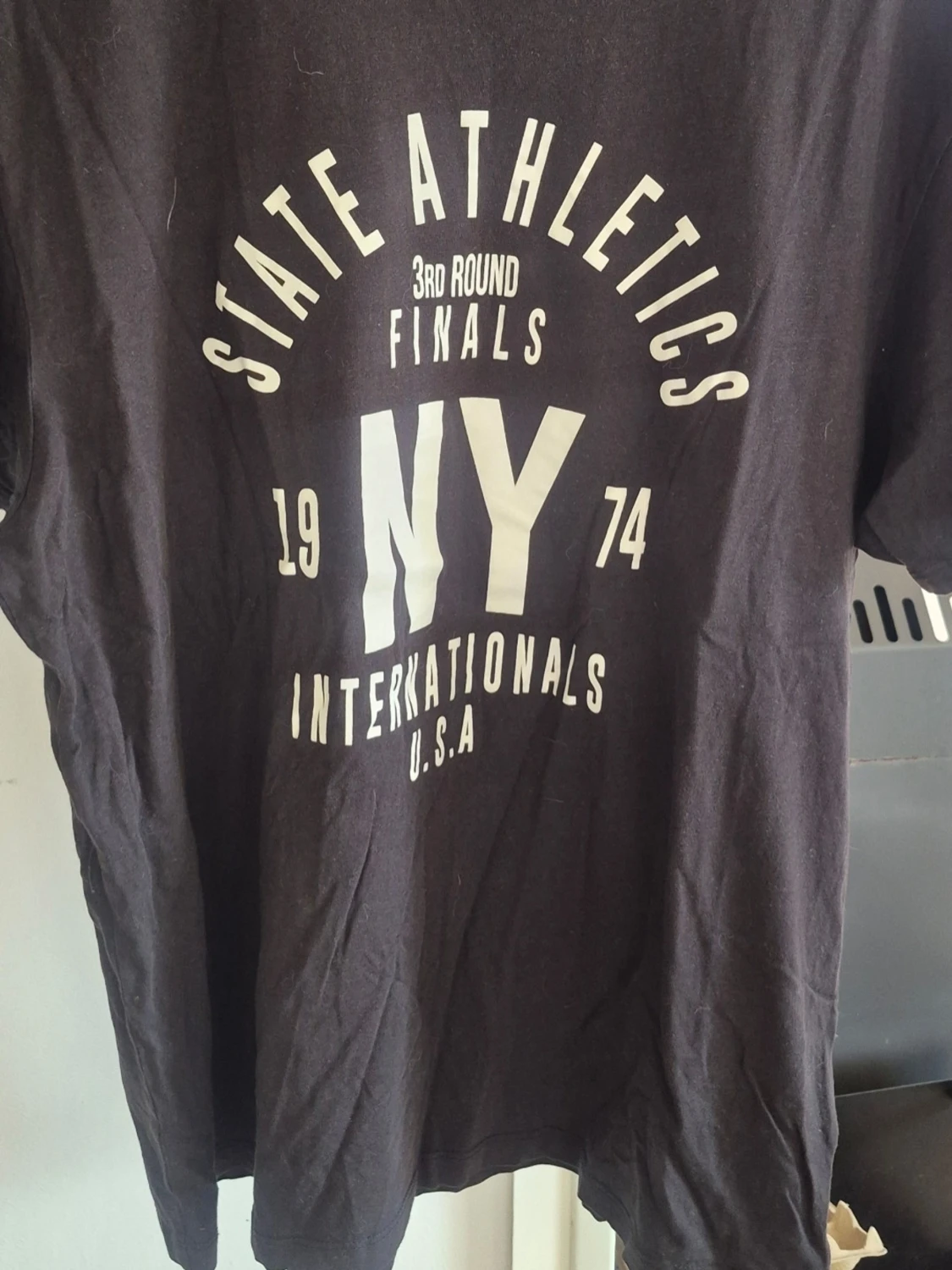 Svart t-shirt med vit text NY