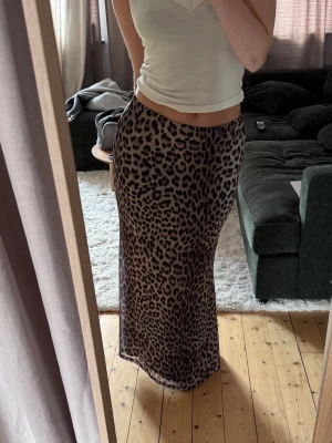 Mesh skirt Leo - Gina Tricot - NY - Leopardmönstrad kjol i mesh med normal passform. Kjolen är fodrad och har resår i midjan. Modellen bär storlek L och är 172 cm lång. Ord pris: 399.95kr