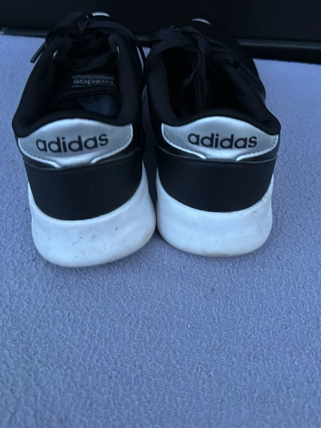 Svarta Adidas sneakers med vita sulor - 1