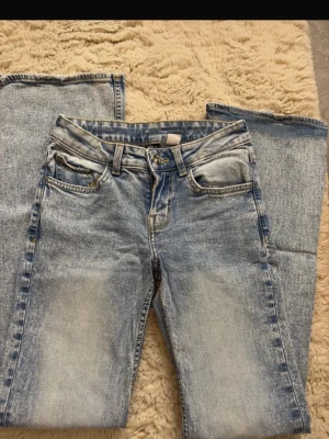 Lågmidjade jeans - Ljusblå lågmidjade bootcut jeans i strl 32! 