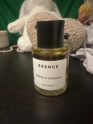 ESSNCE Absolu Vanilla Eau de Parfum 50ml.  - ESSNCE Absolu Vanilla är en parfym med tydlig vaniljdoft, inslag av jasmin och tonkaböna. Köptes för 360kr. 