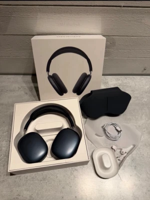 Apple AirPods Max med Smart Case - Säljer ett par Apple AirPods Max i snygg mörkblå färg. Over-ear hörlurar med aluminiumkåpor, mesh-bygel och mjuka öronkuddar. Medföljer Smart Case och USB-C laddkabel. Grym ljudkvalitet och stilren design.