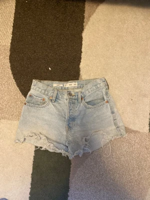 Snygga jeansshorts  - Super snygga ljusblå jeansshorts som tyvärr blivit för små💗dom har en fläck som inte går bort, men märks verkligen inte