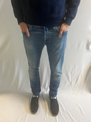Jacob Cohën Jeans  - Tja! Säljer dessa feta Blå Jacob Cohëns i storlek 32.                                                                               Ny pris: 5000kr+.                                                         Säljs för: 899kr.                                                       Hör gärna av er vid intresse! 