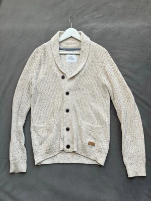 Stickad cardigan  - En snygg och stilren cardigan i storlek S. Två snygga och praktiska fickor på magen. Ett perfekt höst plagg 👍