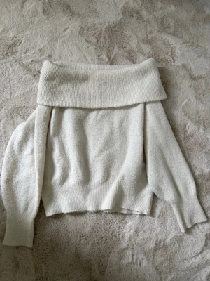 Stickad offshoulder tröja - Säljer denna superfina stickade tröja som är offshoulder, den är från HM och i storlek S. Den är välanvänd och har därför blivit lite nopprig!