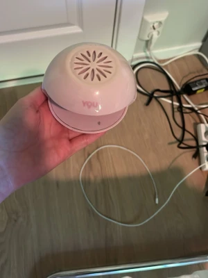 Rosa nagellack fön  -  Jag säljer en rosa nagellack fön. Det kommer luft ur den när du trycker på plattan och då torkar Nagellacket. Det går på batteri tror jag de skickas med batteri 
