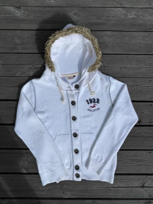 Hollister cardigan med päls - Fint skick Storlek S, liten i storlek.  Hör av er vid frågor eller funderingar