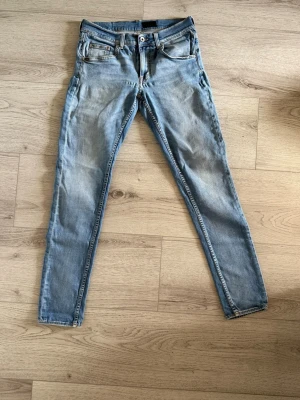 Tiger of Sweden Jeans / Slim Fit Ljusblå – Storlek 30/32 - Snygga och klassiska jeans från Tiger of Sweden i en snygg ljusblå tvätt. Skön passform med bra stretch. Perfekta basjeans som funkar till allt! 