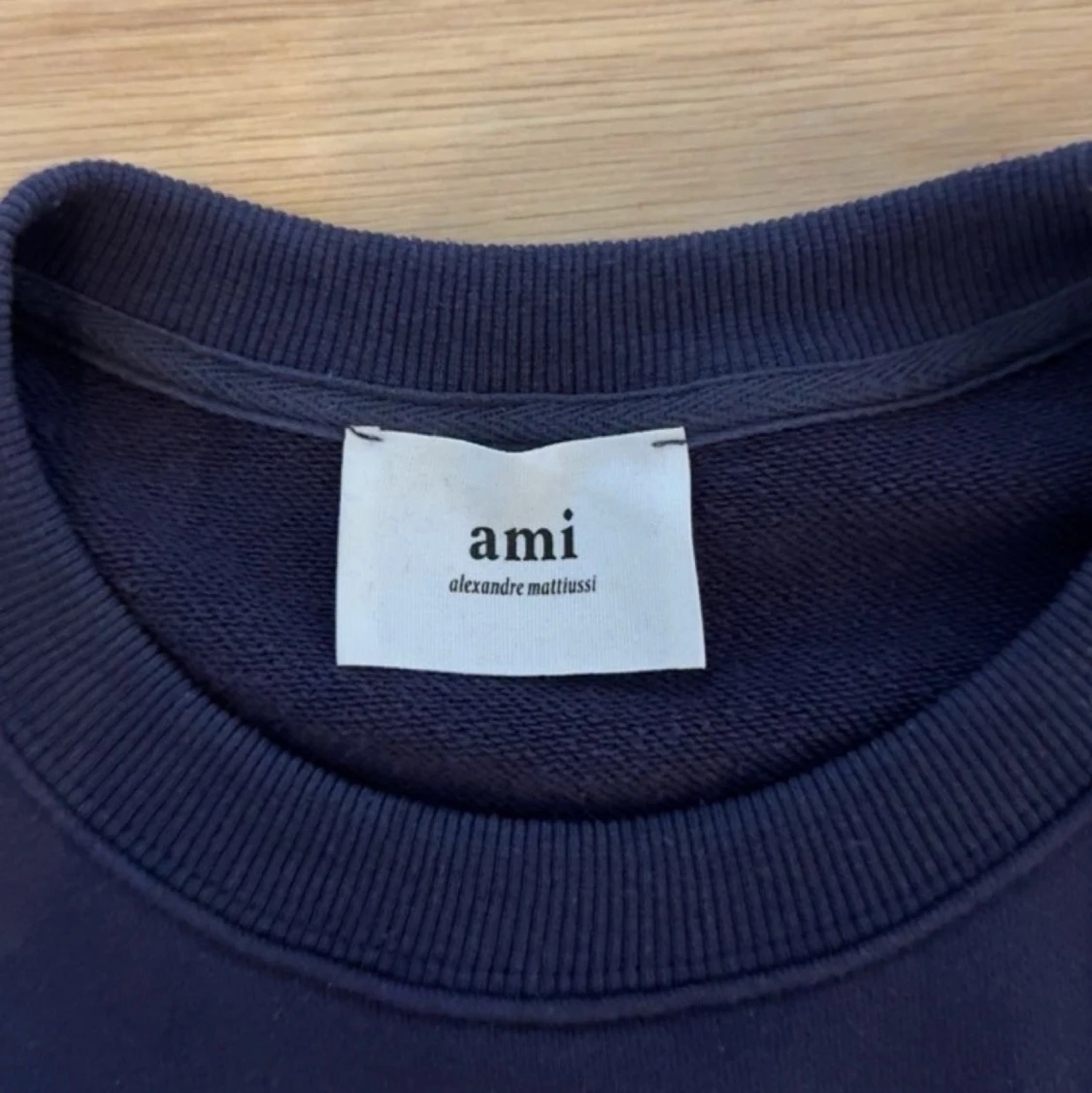 Mörkblå sweatshirt med hjärtdetalj - 2