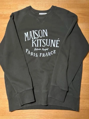 Maison kitsune  - Riktigt fet Maison kitsune sweatshirt i fint skick! Väldigt sällsyntfärg! Storlek L men sitter mer som M! Först till kvarn på denna! 
