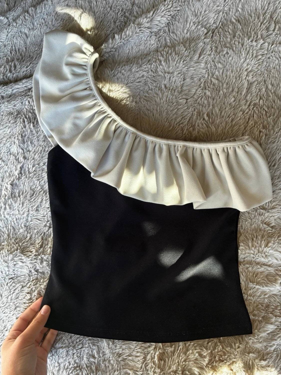 Svart oneshoulder topp med volang - 1