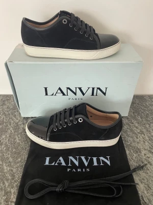 Lanvin cap toe - Blanka lanvins i topp skick som passar storlek 40. Allt i bilden fås med och äktihetsbevis finns. Jag upskattar snabba affärer så skicka prisförslag👏