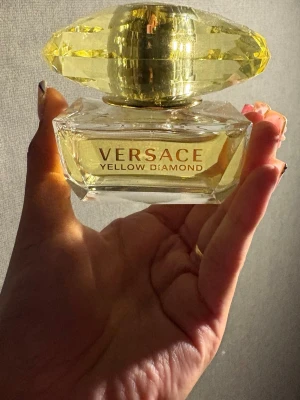 Versace Yellow Diamond parfym 50ml - Blommig parfym med noter av: Topp: Citron, Päronsorbet, Bergamott, Neroli Hjärta: Apelsinblomma, Fresia, Lotus, Mimosa Bas: Amber, Palo Santo trä, Mysk. Säljer eftersom att den inte faller mig i smaken, har ej original förpackningen kvar men knappt använd utan bara testad en gång. Pris kan diskuteras,skriv om ni har fler frågor!💞