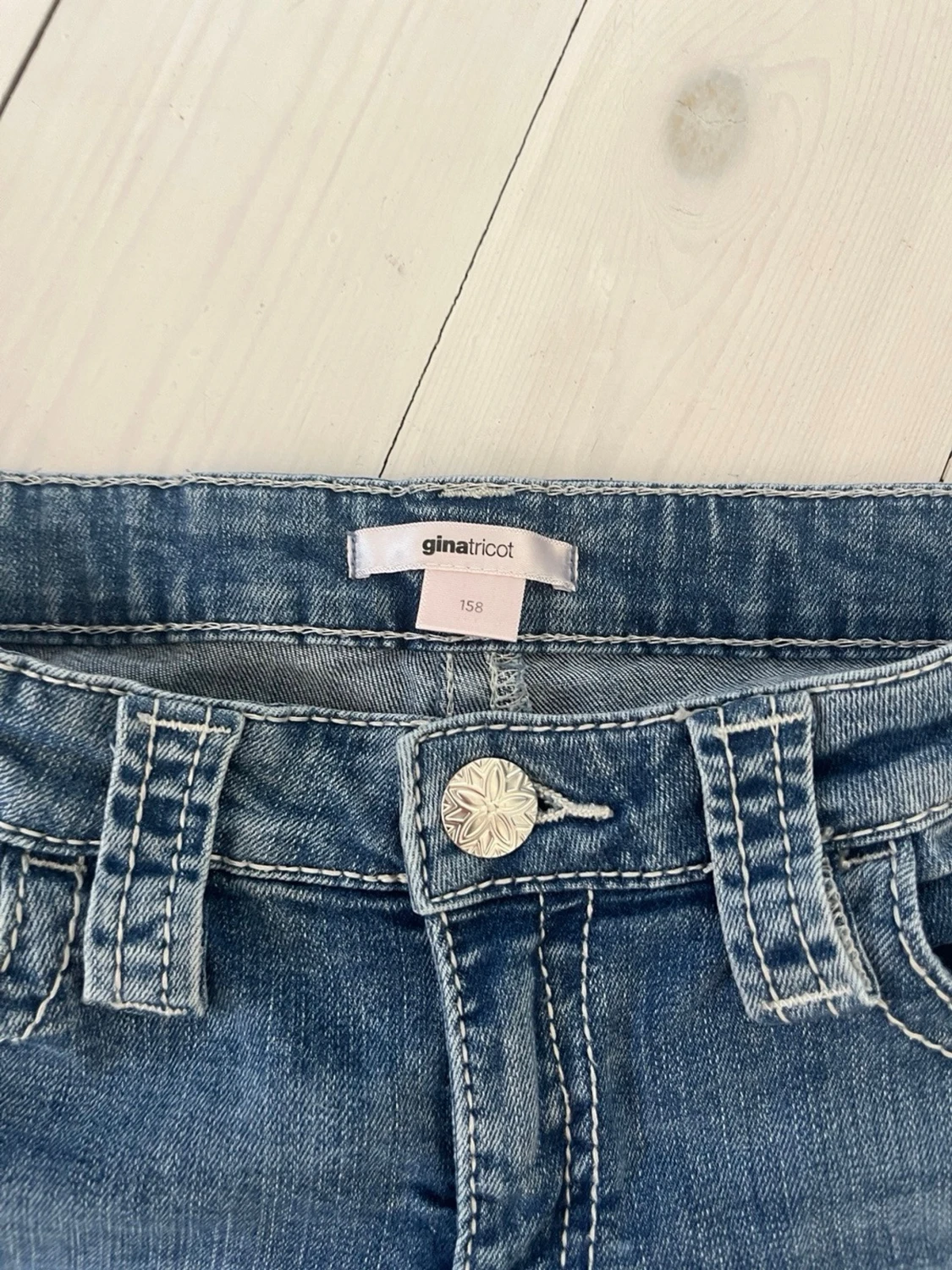 Blå bootcut jeans med slitningar - 3