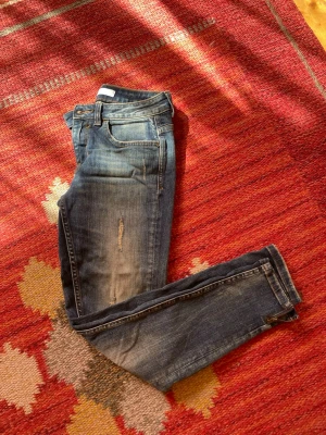 Jeans - Jeans från Zara, har dragkedja längst ner på byxan💕 Hör av er vid frågor eller funderingar🥰