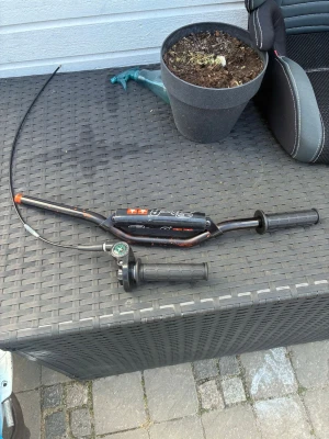 Styre till cross eller moped - Hej säljer ett styre till moped med stage 6 barpad och snabb gas helt ny gasrulle men styret är begagnad men funkar fint                                skriv vid frågor 
