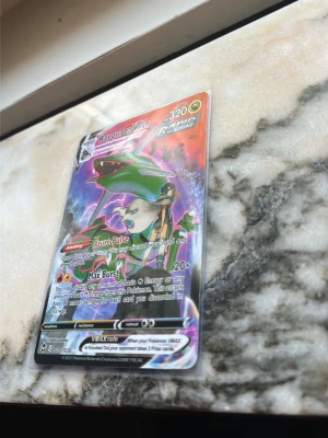 Rayquaza VMAX Pokémonkort - Bra skick✅ har inte använts tidigare!! 