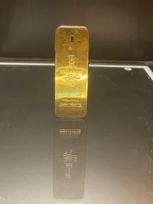1 Million parfym guldflaska - 1 Million parfym från Paco Rabanne i en ikonisk guldskimrande rektangulär flaska med präglad logga och detaljer. Flaskan har en metallisk finish och känns lyxig och modern, perfekt för dig som gillar statementdofter och snygg design.