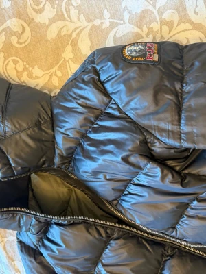 Svart dunjacka från Parajumpers - Svart Parajumper jacka. Från kidsbrandstore så ”barnstorlek” M, men skulle säga att den är XS och eller liten S. En liten reva på magen som syns på 5e bilden i övrigt fint skick. ”lufthål” i armhålorna så de luftar. Säljer för 500kr men pris e diskuterbart vid snabb affär 💛