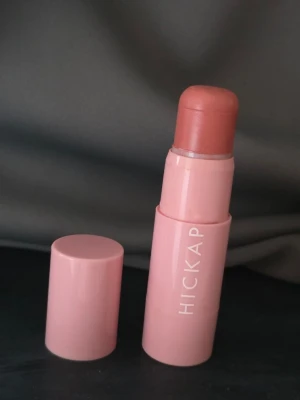 Hickap Vintage Rose blush - Krämrouge i stickformat från Hickap i nyansen Vintage Rose. Den är köpt från kicks och använd några gånger men inte direkt på ansikte bara swatchad på handen. 