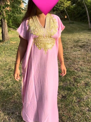 Rosa gandoora💞 - Klänningar är one size och är designade för att passa olika kroppstyper. På insidan finns ett justerbart band i midjan, så att du enkelt kan anpassa passformen🤍 Modellen är 165 cm