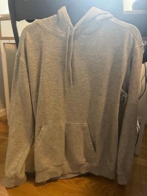Hoodie - Grå Hoodie från män avdelning hm. Storlek xs män inte använd 