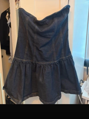 Jeansklänning - Jättefin jeansklänning i fint skick! Säljer då den är lite för stor på mig💕