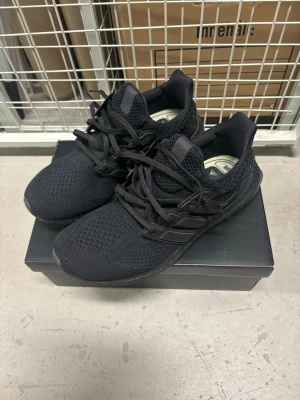 Adidas UltraBoost Stl 44 - Adidas x Pharrell Williams x Parley UltraBoost DNA – Black – Stl 44  Säljer ett par Adidas UltraBoost DNA i samarbete med Pharrell Williams och Parley.  Modell: PW UltraBoost DNA Färg: Black / Triple Black Artikelnummer: H01893 Storlek: EU 44 / US 10 / UK 9,5 Skick: Begagnade i bra skick. Normalt slitage finns, framför allt på sulorna – se bilder för skick. Tillbehör: Original skokartong medföljer.  Snygg helsvart och lite mer ovanlig version av UltraBoost med klassisk Boost och Continental.