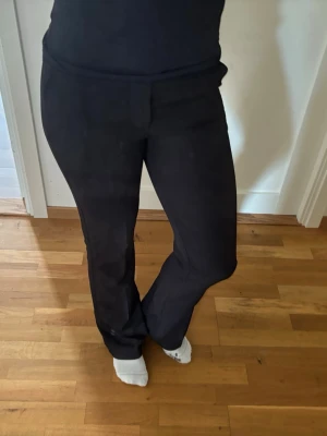 Kostymbyxor  - Kostymbyxor med medelhög midja från bikbok i storlek 36. I princip nyskick❣️