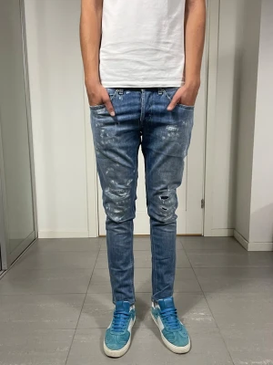 Dondup George Jeans  - Säljer nu dessa Dondup George Jeans med snygga slitningar i populär design, mått ca 38 o 100 cm. skriv för fler bilder/frågor🙌🏼 