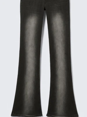 Svarta bootcut jeans med slitningar - Snygga svarta bootcut jeans med lätt slitna detaljer framtill. Jeansen har en klassisk femficksmodell och är tillverkade i stretchigt denimtyg för skön passform. Perfekta för dig som gillar en retroinspirerad look med utsvängda ben.