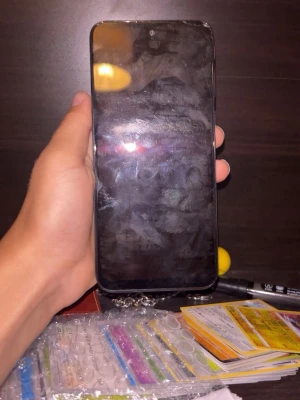 Svart Motorola Android-telefon - Säljer en svart Motorola Android-telefon med stor skärm och rundade hörn. Baksidan har trippelkamera och mattsvart finish. Perfekt för dig som vill ha en enkel och stilren mobil med bra kamera och modern design. Lagar ganska mycket det är en gammal mobil 