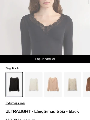 Svart intimissimi tröja - Svart långärmad tröja från Intimissimi med v-ringning och dekorativ spetskant vid halsringning och ärmslut. Tillverkad i ett ultralätt material som känns mjukt mot huden. Perfekt för dig som gillar en stilren och feminin look. Priset går att diskuteras, litet hål vid armen, skriv om du vill ha bild💕