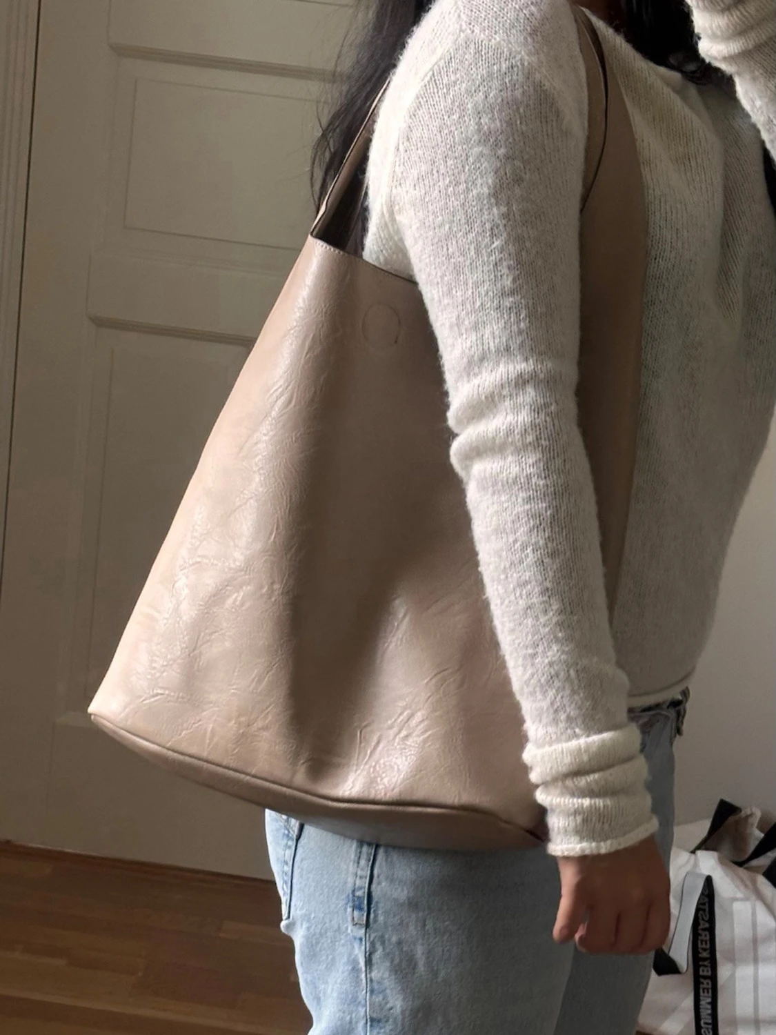 Beige axelväska i konstläder - 1