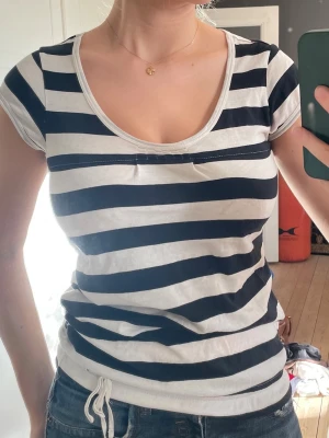 Randig T-shirt blus - Randig topp från Fox, lite lätt nopprigt tyg