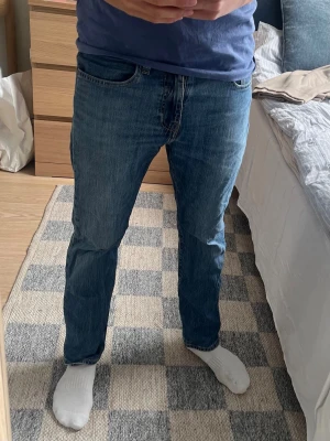 Blå jeans från Levi's  - W30 L30 jeansen är blåa och använda några få gånger. Säljer dem då de blivit något för små för mig, är ni intresserade och har fler frågor, vill se fler bilder osv skriv till mig
