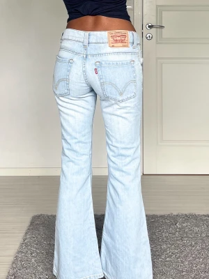 Levis - Midjemått: 41cm rakt över, innerbenslängd: 81cm 💗