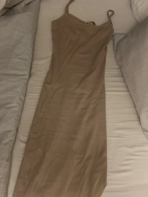 new yorker - klänning - söt klänning från newyorker med slits där nere, storleken är 34 men känns mer som en XS enligt mig:)