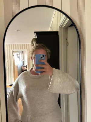 Beige stickad tröja - Mysig beige stickad tröja med rund halsringning och breda, långa ärmar✨✨ 